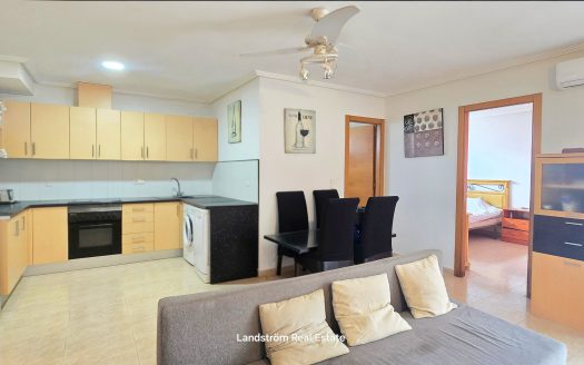 Fristående villa med solig hörntomt, privat pool & separat lägenhet – El Raso