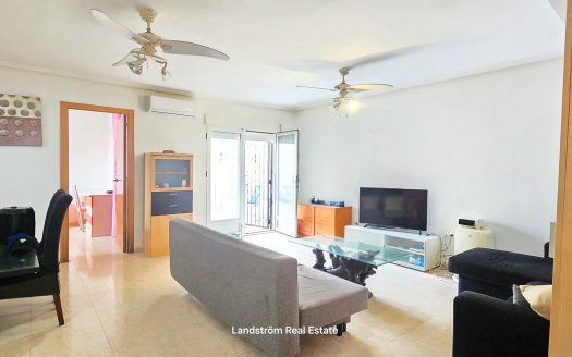 Fristående villa med solig hörntomt, privat pool & separat lägenhet – El Raso