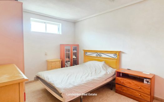 Fristående villa med solig hörntomt, privat pool & separat lägenhet – El Raso