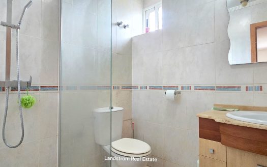 Fristående villa med solig hörntomt, privat pool & separat lägenhet – El Raso