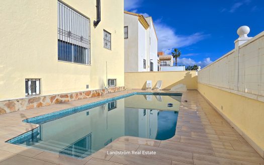 Fristående villa med solig hörntomt, privat pool & separat lägenhet – El Raso