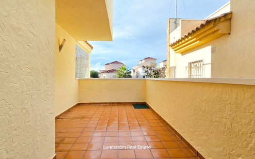 Fristående villa med solig hörntomt, privat pool & separat lägenhet – El Raso