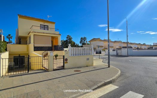 Fristående villa med solig hörntomt, privat pool & separat lägenhet – El Raso