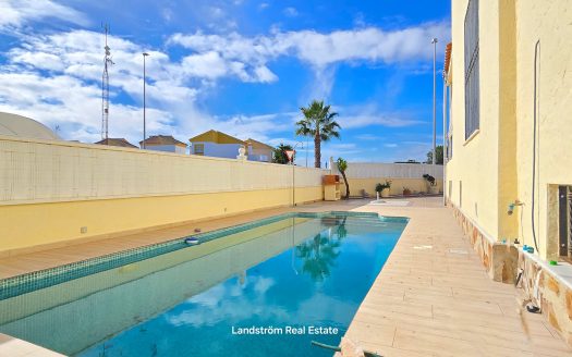 Fristående villa med solig hörntomt, privat pool & separat lägenhet – El Raso