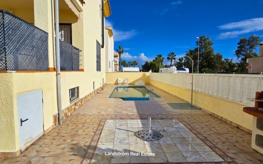 Fristående villa med solig hörntomt, privat pool & separat lägenhet – El Raso