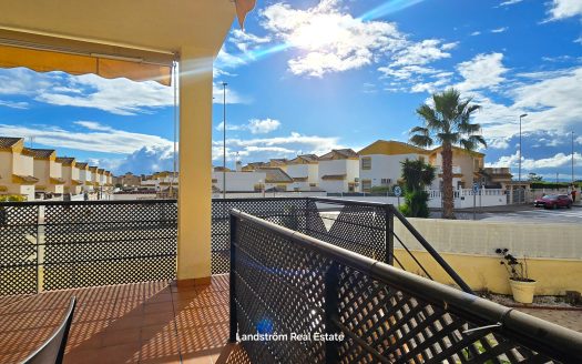 Fristående villa med solig hörntomt, privat pool & separat lägenhet – El Raso