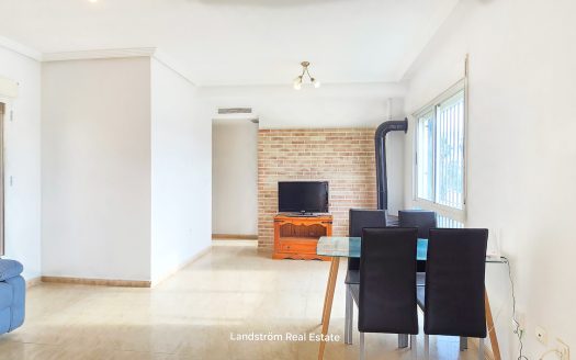 Fristående villa med solig hörntomt, privat pool & separat lägenhet – El Raso