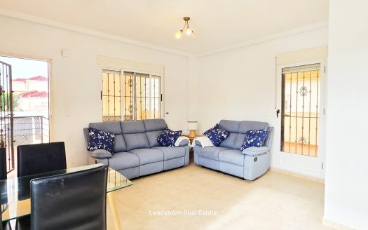 Fristående villa med solig hörntomt, privat pool & separat lägenhet – El Raso