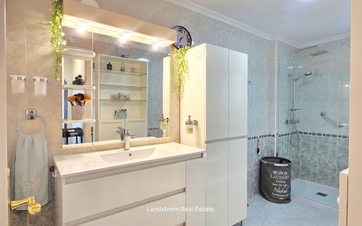 Charming 2 badroom apartment in a vibrant area, Playa Flamenca.