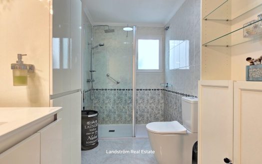 Charming 2 badroom apartment in a vibrant area, Playa Flamenca.