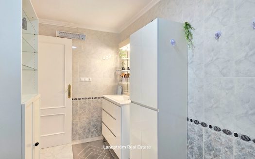 Charming 2 badroom apartment in a vibrant area, Playa Flamenca.