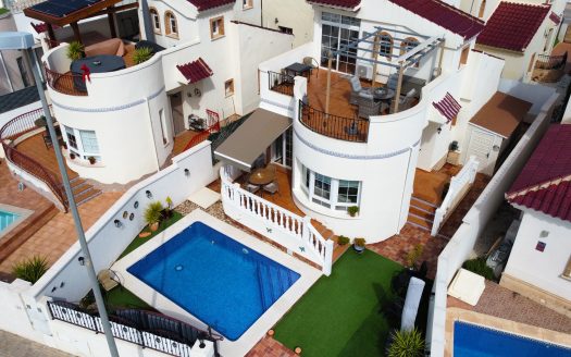 Drömvilla i soliga El Raso – totalrenoverad med perfekt läge!