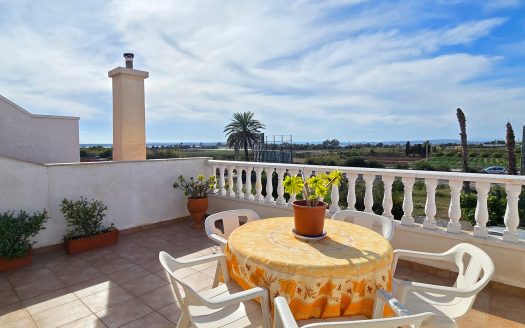 Super charming 2 bed, 2 bath bungalow in Pinomar.